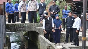 Diza-Soroti-Drainase-Dangkal-di-Jambi-Timur.jpg