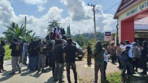 Gelombang-protes-pecah-di-depan-Polres-Mamuju-Tengah.jpg
