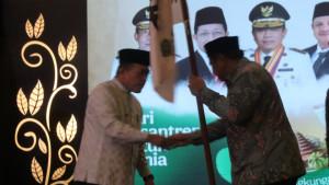 Gubernur-Jambi-Al-Haris-secara-resmi-melepas-28-santri.jpg