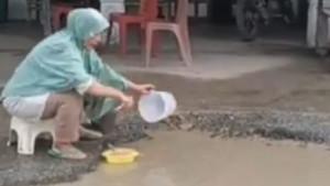 IRT-di-Kerinci-Jambi-Gelar-Aksi-Cuci-Piring-di-Jalan-Berlubang.jpg