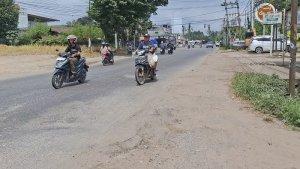 Jalan-Lingkar-Selatan-II-Kota-Jambi-dipenuhi-lubang-yang-cukup-dalam.jpg