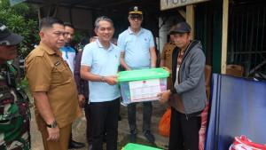 Junaidi-H-Mahir-menyalurkan-Bantuan-Sosial.jpg