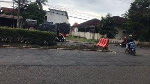 KECELAKAA-di-Jambi-terkadi-di-depan-Polsek-Jambi-Selatan-Mobil-menabrak-tiang-lampun-jalan.jpg