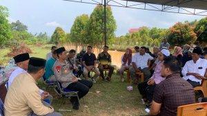Kapolres-Sarolangun-saat-berdiskusi-dengan-masyarakat-membahas-soal-program-desa-anti-Peti.jpg
