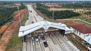 Kendaraan-melintas-di-pintu-tol-baleno-jambi.jpg