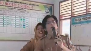 Kepsek-dan-guru-SD-di-Pandeglang-karaoke-saat-jam-belajar.jpg