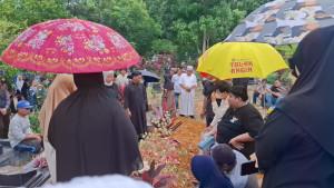 Korban-Perampokan-di-Talang-Bakung-Jambi-Dimakamkan-Suasana-Haru-Selimuti-TPU-Paal-10.jpg