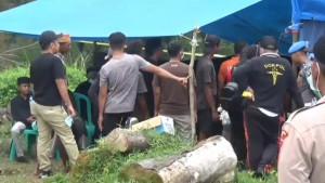 Makam-Imam-Komaini-Sidiq-Dibongkar-untuk-Autopsi.jpg