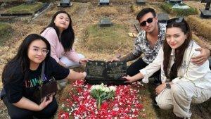 Nathalie-Holscher-dikritik-netizen-karena-ajak-pacar-barunya-yakni-Ladislao-ke-makam-ibu-kandungnya.jpg