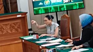Ngamuk-ngamuk-Nikita-Mirzani-Semprot-Jaksa-usai-Dimintai-Tenang-Saat-Sidang-Nyerocos-Aja-dari-Awal.jpg