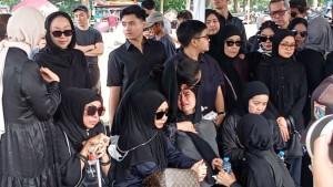 Olla-Ramlan-Pingsan-Saat-Pemakaman-Sang-Ibu-Tersungkur-di-Sisi-Liang-Lahat-dan-Digotong-Kerabat.jpg