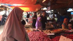 Pembeli-di-Pasar-Kramat-Tinggi-Muara-Bulian-Batang-Hari.jpg