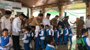 Pemerintah-Batang-Hari-melalui-BAZNAS-menyalurkan-bantuan-dana-zakat.jpg