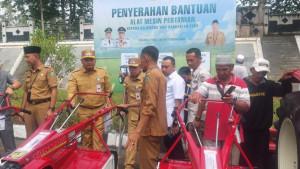 Petani-Terima-Alat-Pertanian-dari-Bupati-Tebo-Jambi.jpg