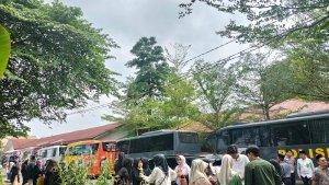 Pihak-universitas-menyiapkan-12-bus-untuk-mengangkut-para-pelayat.jpg