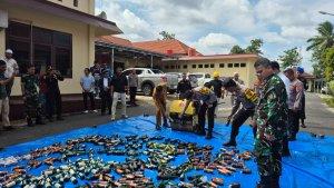 Polres-Sarolangun-Musnahkan-Ratusan-Botol-Miras-dan-105-Liter-Tuak-dalam-Operasi-Pekat-II-Siginjai.jpg
