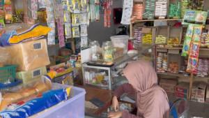 Pria-belanja-di-toko-kelontong-pakai-uang-palsu-terekam-kamera-CCTV.jpg