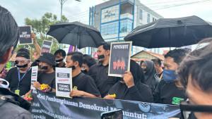 Puluhan-jurnalis-di-Jambi-menggelar-aksi-tutup-mulut-di-depan-Mapolda-Jambi.jpg