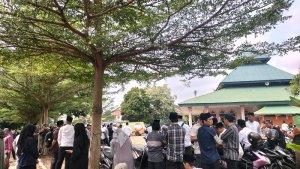 Ratusan-Orang-Menunggu-Prosesi-Salat-Jenazah-Rektor-UIN-STS-Jambi-di-Masjid-Al-Jamiah.jpg