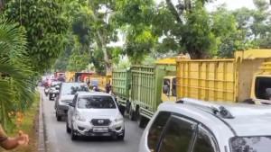 Ratusan-Sopir-Truk-Demo-di-Depan-Gedung-DPRD-Bungo-Protes-Kelangkaan-Solar-Subsidi.jpg