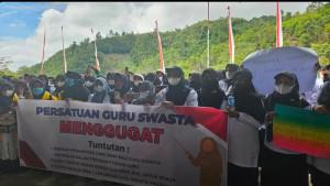 Ratusan-guru-honorer-madrasah-swasta-di-Kabupaten-Kerinci-menggelar-aksi-unjuk-rasa.jpg