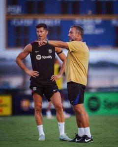 Robert-Lewandowski-dan-Hansi-Flick-di-Barcelona-02092024.jpg