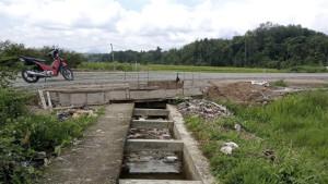 Saluran-irigasi-yang-melintasi-proyek-jalan-menuju-Bandara-Kerinci-tersumbat.jpg