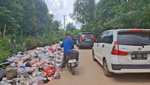 Sampah-Meluber-ke-Jalan-di-Pematang-Gajah-Muaro-Jambi.jpg