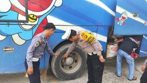Satlantas-Polres-Sarolangun-Ram-Check-Kelayakan-Bus-di-Terminal-Sribulan.jpg