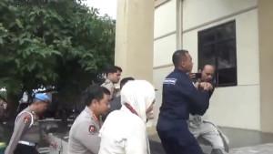 Sejumlah-awak-media-dihalang-halangi-saat-mencoba-melakukan-wawancara.jpg