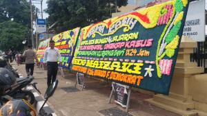 Sejumlah-karangan-bunga-berjejer-di-depan-Mapolres-Bungo.jpg