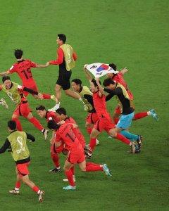 Selebrasi-pemain-Korea-Selatan-usai-memastikan-diri-lolos-16-besar-03122022.jpg