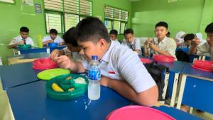Siswa-di-SDN-92-Kota-Jambi-saat-santap-Makan-Begizi-Gratis-atau-MBG.jpg