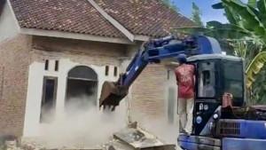 TKW-Robohkan-Rumahnya-Usai-Cerai-dari-Suami-Viral-di-Sosmed-Jadi-Tontonan-Warga.jpg