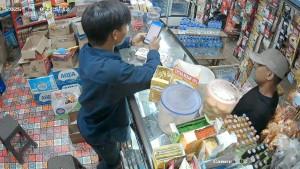 Tangkapan-layar-CCTV-di-sebuah-toko-kelontong-di-Jambi.jpg