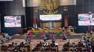 Tari-Seayun-Seirama-Curi-Perhatian-di-Paripurna-HUT-Kabupaten-Tebo.jpg