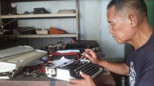 Teknisi-mesin-tik.jpg