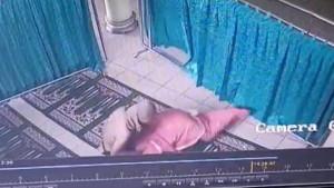 Terekam-Wanita-Sedang-Salat-di-Masjid-Diperlakukan-Tak-Senonoh-dengan-pria-Videonya-Viral-di-Sosmed.jpg