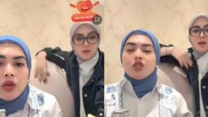 Tindakan-Syahrini-Perdana-Live-TikTok-Tuai-Sorotan-Aksi-Istri-Reino-Barack-Terimat-Gift-Terekam.jpg