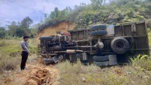 Truk-PLN-Terbalik-di-Simpang-Tugu-PKK-Kerinci-Jambi.jpg