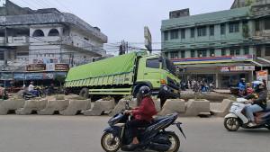 Truk-Terperosok-ke-Drainase-di-Talang-Banjar-Jambi.jpg