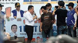 Tulus-terharu-mendapatkan-hadiah-utama-satu-unit-rumah.jpg