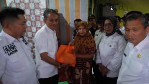 Wabup-Junaidi-Mahir-Bergerak-Cepat-Serahkan-Bantuan.jpg