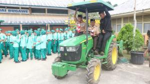 Wabup-kerinci-jambi-Murison-Diarak-Naik-Traktor-Pertanian.jpg