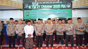 Wakapolda-Jambi-Menyerahkan-Mushaf-Al-Quran-kepada-PNPP-Polda-Jambi-serta-perwakilan-Polres.jpg