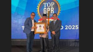 Wakil-Gubernur-Abdullah-Sani-saat-menerima-anugerah-penghargaan-TOP-GPR-Award-2025.jpg