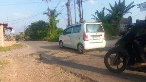 Warga-Keluhkan-Jalan-Berlubang-di-Kelurahan-Kenali-Asam-Kota-Jambi.jpg