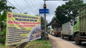 Warga-Pondok-Meja-Pasang-Spanduk-Penolakan-Keras-Angkutan-Batu-Bara-di-Pinggir-Jalan.jpg