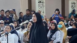 Yanti-satu-diantara-warga-Aur-Kenali-yang-diberi-kesempatan.jpg