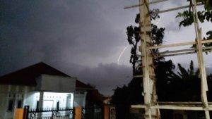 hujan-guyur-kabupaten-bungo-disertai-kilat-dan-petir-hari-ini.jpg